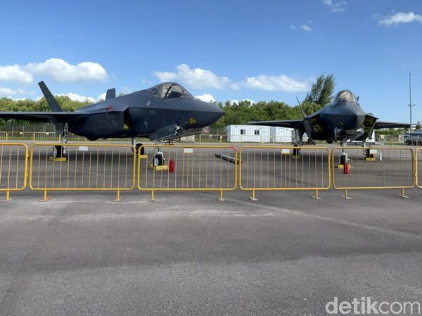 Adu Canggih Pesawat di Singapore Airshow
