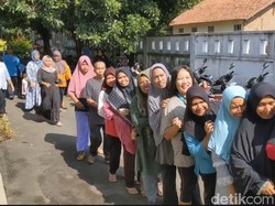 Emak-emak di Cirebon Rela Antre Panas-panasan Demi Beras Murah