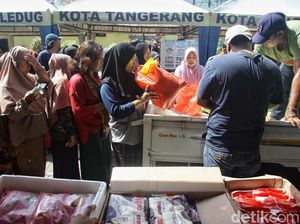 Antrean Sembako Murah di Kota Tangerang Mengular Panjang