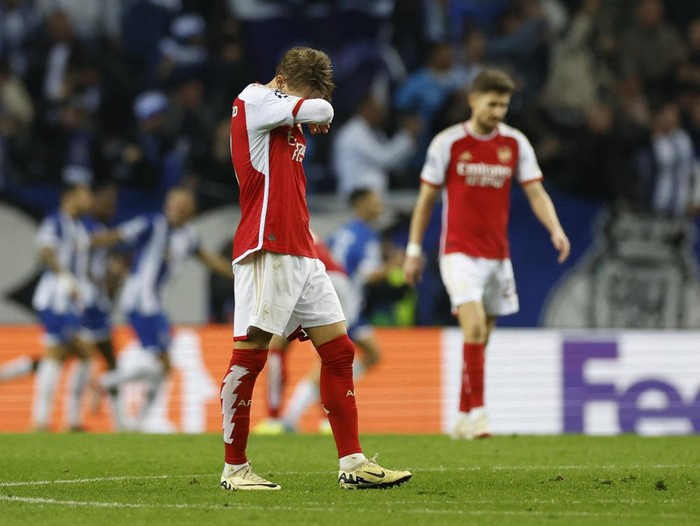 Soccer Football - Champions League - Round of 16 - First Leg - FC Porto v Arsenal - Estadio do Dragao, Porto, Portugal - February 21, 2024 Arsenals Martin Odegaard reacts after FC Portos Galeno scored their first goal Action Images via Reuters/Peter Cziborra