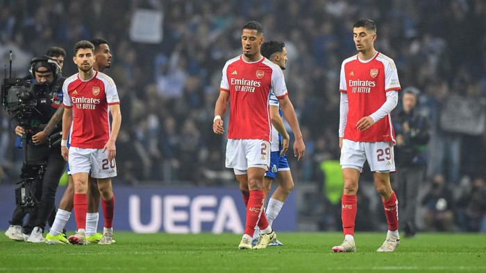 PORTO, PORTUGAL - FEBRUARY 21: William Saliba of Arsenal (C) was crushed after been defeated by FC Porto during the UEFA Champions League 2023/24 round of 16 first leg match between FC Porto and Arsenal FC at Estadio do Dragão on February 21, 2024 in Porto, Portugal. (Photo by Daniel Castro/Eurasia Sport Images/Getty Images)