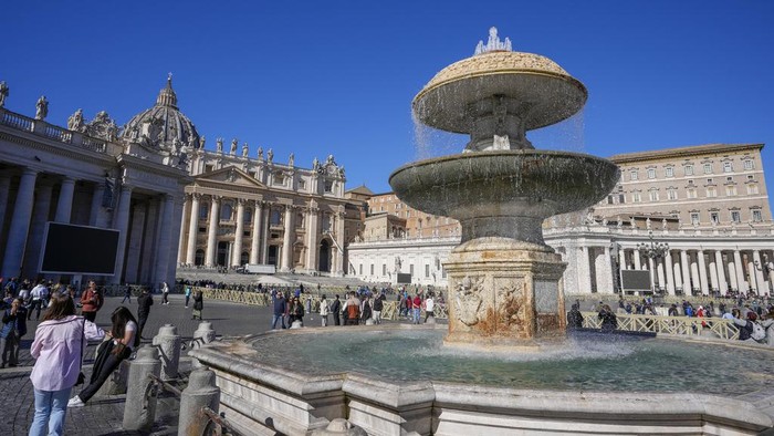 Workmen mount scaffolding around the 17th century, 95ft-tall bronze canopy by Giovan Lorenzo Bernini surmounting the papal Altar of the Confession in St. Peters Basilica at the Vatican, Wednesday, Feb. 21, 2024. Works have started for year-long, 700,000 euro restoration of the monumental baldacchino, or canopy, of St. Peters Basilica, pledging to complete the first comprehensive work on Berninis masterpiece in 250 years before Pope Francis big 2025 Jubilee. (AP Photo/Andrew Medichini)