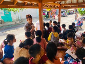 Kenalkan Brigpol Gilang, Sosok Polisi Bikin Perpustakaan Keliling di Mataram