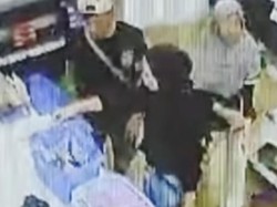 Aksi Sejoli Copet Terekam Kamera di Depok: Ambil HP Penjaga Toko di Kasir