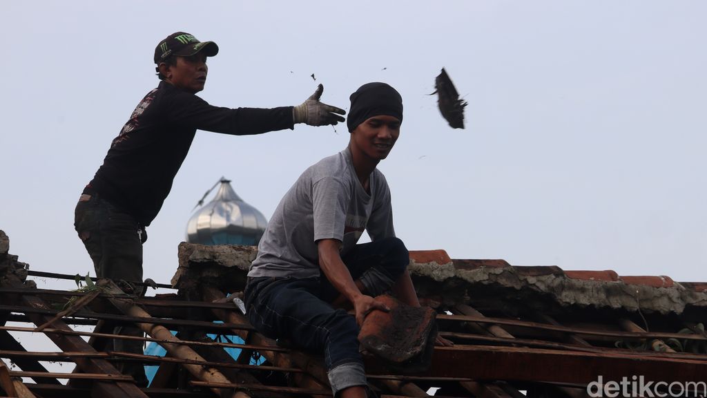 Dampak kerusakan akibat tornado di Bandung-Sumedang.