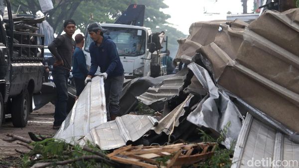 Ngerinya Dampak Kerusakan gegara Tornado di Bandung-Sumedang