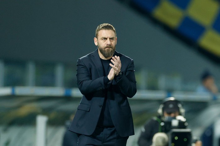 FROSINONE, ITALY - FEBRUARY 18: Head Coach Daniele De Rossi of AS Roma gestures during the Serie A TIM match between Frosinone Calcio and AS Roma at Stadio Benito Stirpe on February 18, 2024 in Frosinone, Italy. (Photo by Matteo Ciambelli / DeFodi Images via Getty Images)