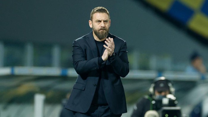 FROSINONE, ITALY - FEBRUARY 18: Head Coach Daniele De Rossi of AS Roma gestures during the Serie A TIM match between Frosinone Calcio and AS Roma at Stadio Benito Stirpe on February 18, 2024 in Frosinone, Italy. (Photo by Matteo Ciambelli / DeFodi Images via Getty Images)
