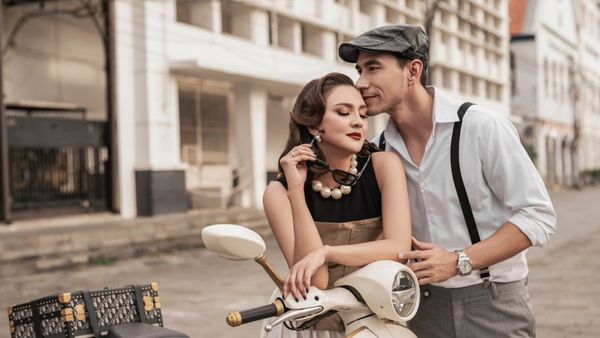 8 Pemotretan Donna Agnesia & Darius Bergaya Vintage, Mesra Bak ABG Kasmaran