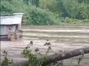 Dramatis! Warga Evakuasi 1 Keluarga Saat Banjir Bandang di Manggarai Barat