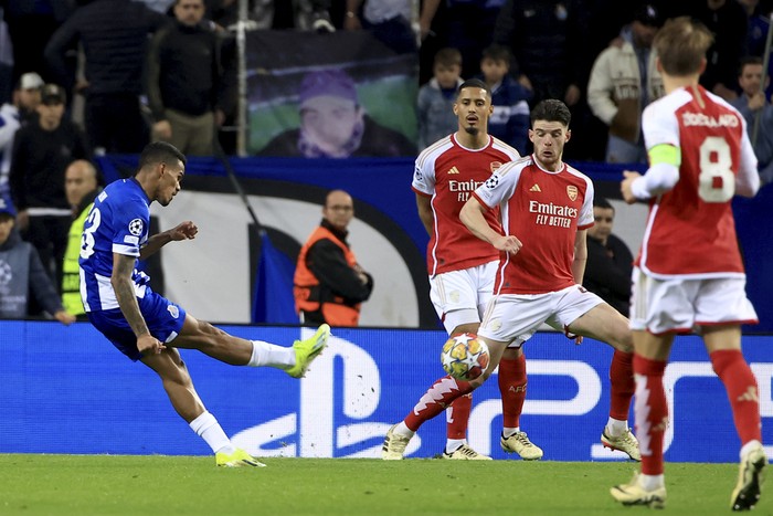 Galeno Porto's Galeno, left, scores the opening goal during a Champions League round of 16 soccer match between FC Porto and Arsenal at the Dragao stadium in Porto, Portugal, Wednesday, Feb. 21, 2024. (AP Photo/Luis Vieira)