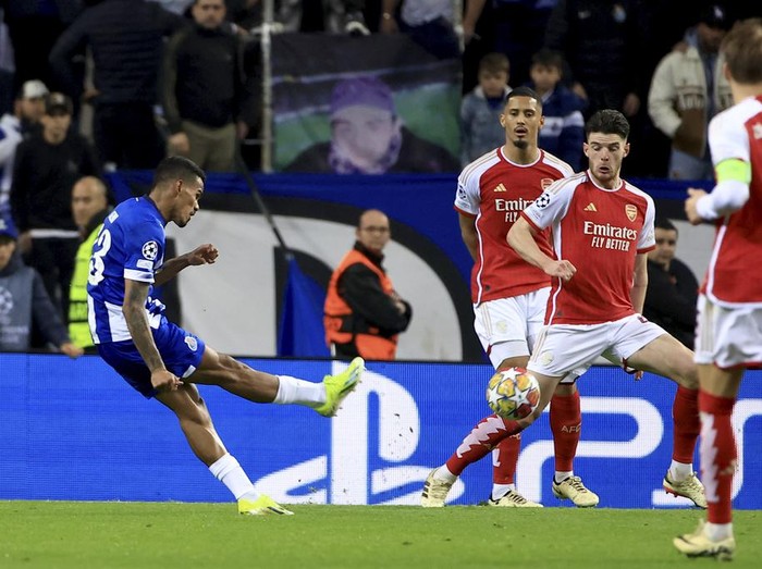 Porto's Galeno, left, scores the opening goal during a Champions League round of 16 soccer match between FC Porto and Arsenal at the Dragao stadium in Porto, Portugal, Wednesday, Feb. 21, 2024. (AP Photo/Luis Vieira)