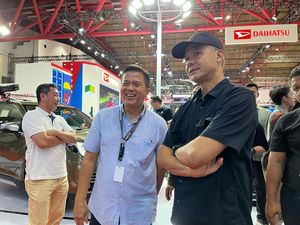 Ganjar Pranowo Naik Mobil Terlaris ke IIMS 2024