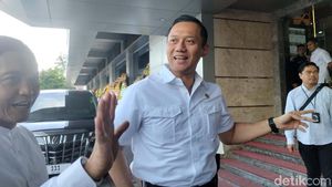 Gaya AHY di Hari Pertama Kerja Jadi Menteri Jokowi