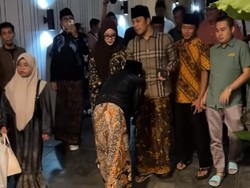 Momen Gus Iqdam Mundur-mundur Nabrak Saking Sopannya pada Gus Kautsar