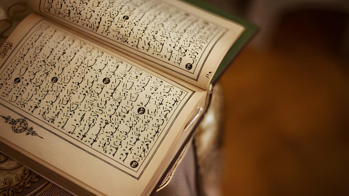 Ilustrasi membaca al-quran. Ilustrasi membaca al-quran.