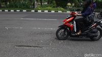 Awas ! Jalan Ahmad Yani Banyak Lubang