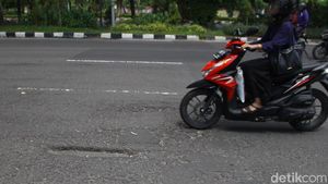 Awas ! Jalan Ahmad Yani Banyak Lubang