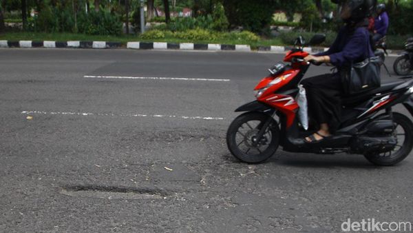 Awas ! Jalan Ahmad Yani Banyak Lubang