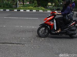 Awas ! Jalan Ahmad Yani Banyak Lubang Awas ! Jalan Ahmad Yani Banyak Lubang