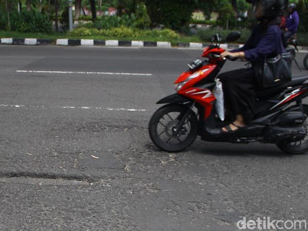 Awas ! Jalan Ahmad Yani Banyak Lubang