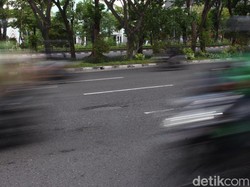 Jalan Berlubang di Jalan A Yani Surabaya Bikin Pengendara Merasa Terjebak