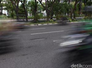 Jalan Berlubang di Jalan A Yani Surabaya Bikin Pengendara Merasa Terjebak Jalan Berlubang di Jalan A Yani Surabaya Bikin Pengendara Merasa Terjebak