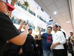 Jokowi Kunjungi Mal di Makassar, Warga Berebut Ajak Selfie
