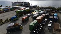 Kacau, Truk Logistik Antre 2 Hari untuk Nyebrang di Pelabuhan Ternate