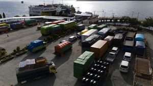 Kacau, Truk Logistik Antre 2 Hari untuk Nyebrang di Pelabuhan Ternate