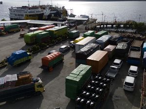 Kacau, Truk Logistik Antre 2 Hari untuk Nyebrang di Pelabuhan Ternate Kacau, Truk Logistik Antre 2 Hari untuk Nyebrang di Pelabuhan Ternate