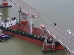 Ngeri! Kapal Tabrak Jembatan hingga Terbelah, Mobil dan Bus Nyemplug Sungai