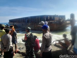 Misteri Asal-usul Kapal Tongkang Tanpa Awak Terdampar di Lombok Misteri Asal-usul Kapal Tongkang Tanpa Awak Terdampar di Lombok