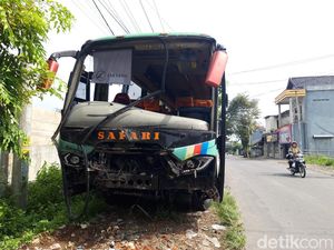 Tabrakan Adu Banteng Bus Safari Vs Pikap di Boyolali, 1 Orang Tewas-3 Luka Tabrakan Adu Banteng Bus Safari Vs Pikap di Boyolali, 1 Orang Tewas-3 Luka