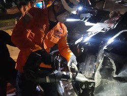 Pikap Tabrak Truk Parkir di Semarang, 1 Orang Tewas