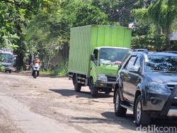 Warga Gresik Keluhkan Jalan Mayjend Sungkono yang Rusak Parah