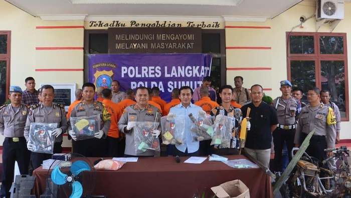 Konferensi pers terkait kasus bentokan antar timses caleg NasDem dan PDIP di Langkat. (Dok Polres Langkat)