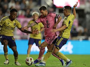 Viral Aksi Messi Bawa Bola Lewati Lawan yang Tergeletak