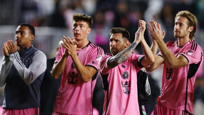 FORT LAUDERDALE, FLORIDA - FEBRUARY 21: Lionel Messi #10 of Inter Miami celebrates with teammates after winning 2-0 during the second half against Real Salt Lake at Chase Stadium on February 21, 2024 in Fort Lauderdale, Florida. (Photo by Megan Briggs/Getty Images)