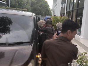Mantan Kadiskoperindag Gresik Tersangka Korupsi Hibah UMKM Resmi Ditahan
