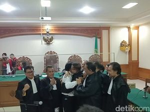 Antara Girang-Peluk Pengacara Seusai Divonis Bebas