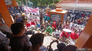 Potret Demo di Bawaslu DIY, Massa Bawa Krupuk Mlempem Award