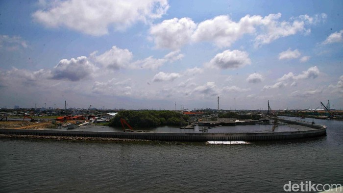 Melihat Progres Pembangunan Tanggul Laut Pantai Dadap Pembangunan tanggul bahari di Pantai Dadap, Kabupaten Tangerang, Banten, terus dikebut. Begini progresnya.