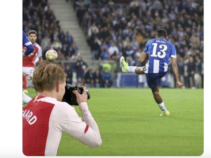 Fans Arsenal mengolok-olok 'pray for Porto' jelang laga kontra tim Portugal itu. Apes, justru Meriam London yang dibikin malu gegara tumbang. Duh!