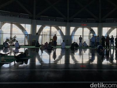 Menikmati Keindahan Masjid Tertinggi di Jakarta