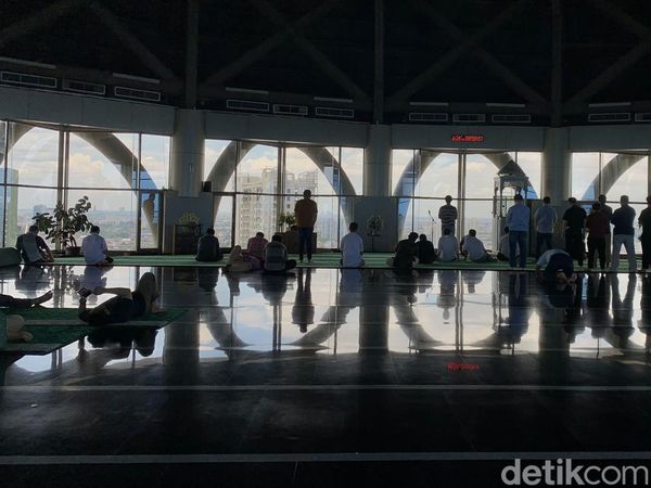 Menikmati Keindahan Masjid Tertinggi di Jakarta