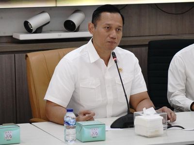 Kompak Berkemeja Putih, Intip Gaya Menteri AHY Pimpin Rapat Perdana