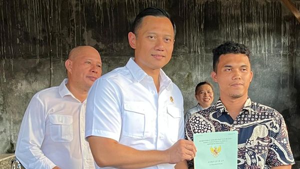 Tancap Gas! AHY Blusukan Lewat Gang Sempit Bagi-bagi Sertifikat