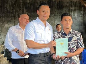 Tancap Gas! AHY Blusukan Lewat Gang Sempit Bagi-bagi Sertifikat Tancap Gas! AHY Blusukan Lewat Gang Sempit Bagi-bagi Sertifikat