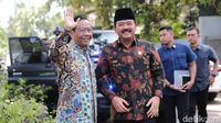 Momen Menko Polhukam Hadi Disambut Pelukan Hangat Mahfud Md